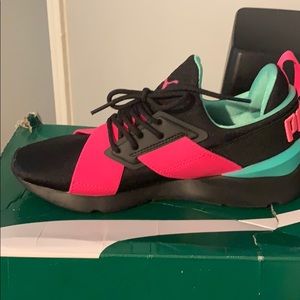 Woman/Girls/Youth Puma Sneakers
